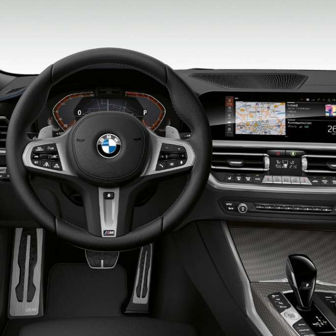 BMW 3-sarjan Sedan, Business M Sport -mallin ohjaamo. Lähikuva BMW 3-sarjan Sedanin Business M Sport -mallin sisätilasta kuljettajan puolelta.