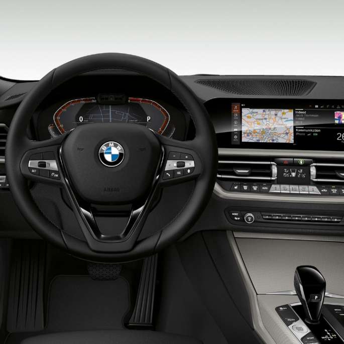 BMW 3-sarjan Sedan, Business-varustellun mallin ohjaamo. Lähikuva Business-varustellun BMW 3-sarjan Sedanin sisätilasta kuljettajan puolelta.