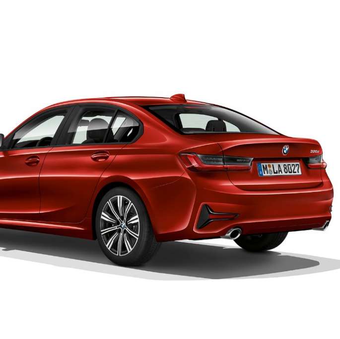 BMW 3-sarjan Sedan, Business-varustellun auton perä. Kolmeneljäsosakuva Business-varustellun BMW 3-sarjan Sedanin perästä.