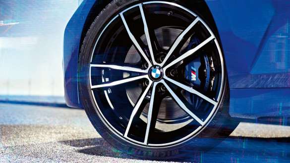BMW 3-sarjan Sedan, M sport -jarrut. Yksityiskohtakuva M Sport -jarruilla varustetun BMW 3-sarjan Sedaninn pyörästä.