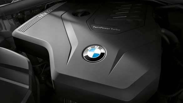 BMW 3-sarjan Sedan, 4-sylinterinen BMW TwinPower Turbo -bensiinimoottori. Lähikuva BMW 3-sarjan Sedanin 4-sylinterisestä BMW TwinPower Turbo -bensiinimoottorista.