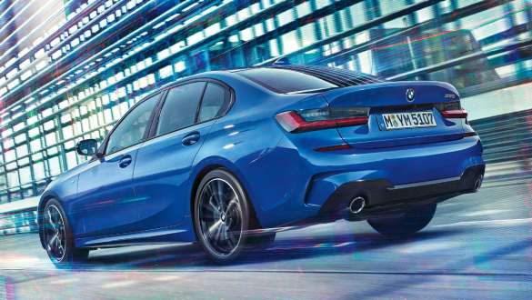 BMW 3-sarjan Sedan, adaptiivinen M alusta. Kolmeneljäsosakuva liikkuvasta BMW 3-sarjan Sedanista takaapäin, autossa adaptiivinen M alusta.
