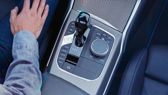 BMW 3-sarjan Sedan, Steptronic Sport -automaattivaihteisto. Yksityiskohtakuva lintuperspektiivistä BMW 3-sarjan keskikonsolista valitsinvipuun päin, autossa Steptronic Sport -automaattivaihteisto.