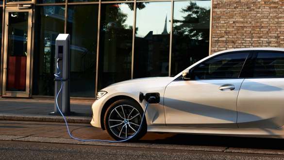 Plug-in hybrid, BMW 3-sarjan Sedan 2021 G20, sivunäkymä Plug-in hybrid, BMW 3-sarjan Sedan 2021 G20, sivunäkymä latausaseman luona