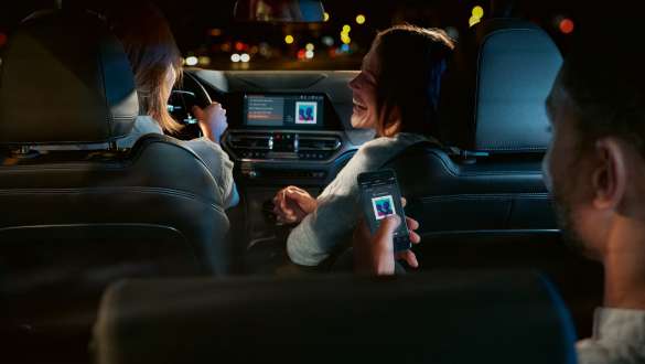 BMW 3-sarjan Sedan, Connected Command. Lähikuva BMW 3-sarjan Sedanin ohjaamon näytöstä, jossa on Connected Command.