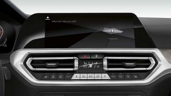 BMW 3-sarjan Sedan, Intelligent Personal Assistent -avustin. Lähikuva BMW 3-sarjan Sedanin ohjaamon näytöstä, jossa on Intelligent Personal Assistant -avustin.