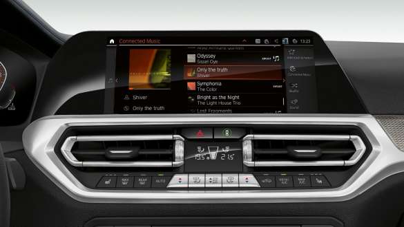 BMW 3-sarjan Sedan, Connected Music. Lähikuva BMW 3-sarjan Sedanin ohjaamon näytöstä, jossa on Connected Music.