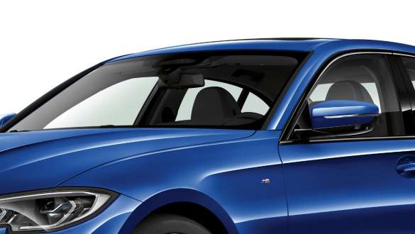 BMW 3-sarjan Sedan, BMW-akustiikkalasit. Kolmeneljäsosa-sivukuva BMW 3-sarjan Sedanista kohti keulaa ja tuulilasin kuljettajan puoleista osaa, autossa akustiikkalasit.