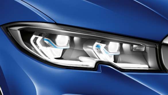 BMW 3-sarjan Sedan, BMW-laserajovalot. Sivulähikuva vasemmasta ajovaloyksiköstä, autossa varusteena BMW-laserajovalot.