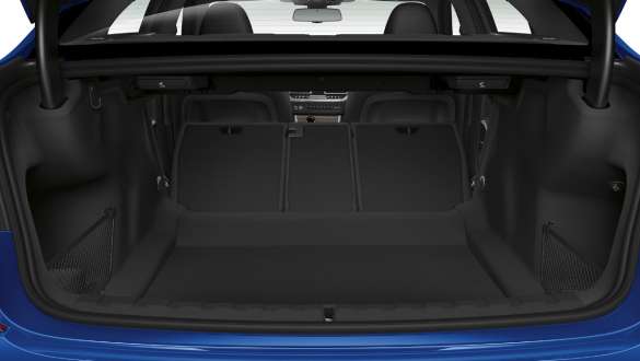 BMW 3-sarjan Sedan, takaistuimen kääntyvät selkänojat. Lähikuva autosta takaluukku auki ja puoliksi eteen käännetyt takaistuimen selkänojat.