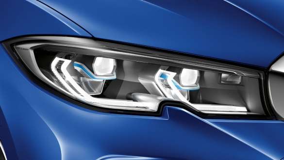 BMW 3-sarjan Sedan (G20), BMW-laserajovalot. BMW 3-sarjan Sedan (G20), BMW-laserajovalot. Lähikuva sivulta vasemmasta ajovalosta, jossa BMW-laserajovalot.