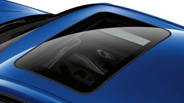 BMW 3-sarjan Sedan (G20), lasikatto. Näkymä BMW 3-sarjan Sedanin (G20) suljetusta lasikatosta vinosti ylhäältä.