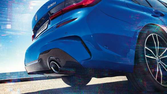 BMW 3-sarjan Sedan (G20), M Sport -tasauspyörästö. Sivunäkymä BMW 3-sarjan Sedanin (G20) perästä vinosti alhaalta.