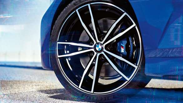 BMW 3-sarjan Sedan (G20), M Sport -jarrut. Lähikuva M Sport -jarruilla varustellun BMW 3-sarjan Sedanin (G20) pyörästä.