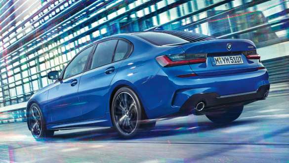 BMW 3-sarjan Sedan (G20), adaptiivinen M alusta. Kolmen neljäsosan näkymä liikkeellä olevan, adaptiivisella M alustalla varustellun BMW 3-sarjan Sedanin (G20) perästä.