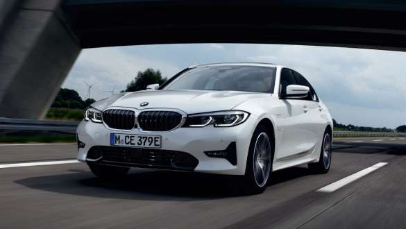 Plug-in Hybrid, BMW 3-sarjan Sedan 2021 G20, kolmen neljäsosan näkymä liikkeellä olevan auton keulasta Plug-in Hybrid, BMW 3-sarjan Sedan 2021 G20, kolmen neljäsosan näkymä tiellä liikkeellä olevan auton keulasta
