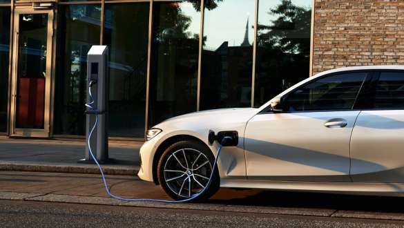 Plug-in Hybrid, BMW 3-sarjan Sedan 2021 G20, sivunäkymä Plug-in Hybrid, BMW 3-sarjan Sedan 2021 G20, sivunäkymä latausasemalla