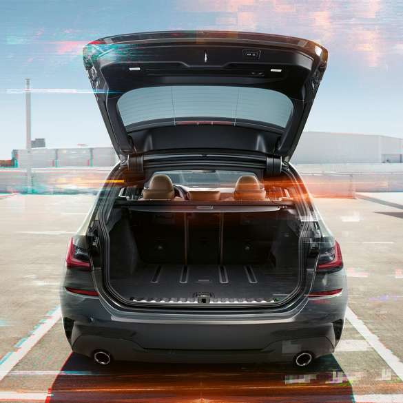 BMW 3-sarjan Touring, kuva perästä BMW 3-sarjan Touring, kuva perästä auton ollessa parkkipaikalla kaupunkiympäristössä takaluukku avattuna