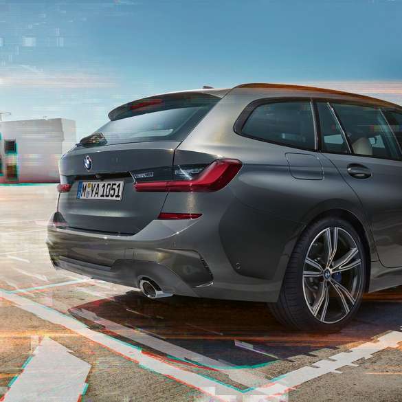 BMW 3-sarjan Touring, 3/4-näkymä takaa parkkipaikalla BMW 3-sarjan Touring, 3/4-näkymä takaa parkkipaikalla kaupunkiympäristössä