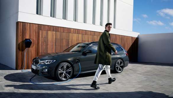 Plug-in Hybrid, BMW 3-sarjan Touring 2021 G21, kolmen neljäsosan näkymä sivulta latauksessa Plug-in Hybrid, BMW 3-sarjan Touring 2021 G21, kolmen neljäsosan näkymä sivulta latauksessa ja malli