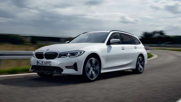 Plug-in Hybrid, BMW 3-sarjan Touring 2021 G21, kolmen neljäsosan näkymä liikkeellä olevan auton keulasta Plug-in Hybrid, BMW 3-sarjan Touring 2021 G21, kolmen neljäsosan näkymä tiellä liikkeellä olevan auton keulasta