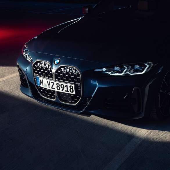 Näkymä keulan kaksiosaisesta jäähdyttimensäleiköstä, BMW 4-sarjan Coupé G22 2020 BMW 4-sarjan Coupé G22 2020, metalliväri Arctic Race Blue, lähinäkymä keulan kaksiosaisesta jäähdyttimensäleiköstä