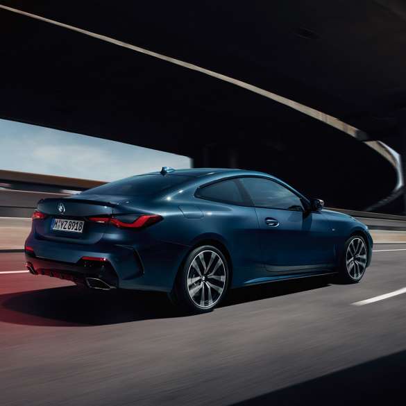 Kolmen neljäsosan sivunäkymä, BMW 4-sarjan Coupé G22 2020 BMW 4-sarjan Coupé G22 2020, metalliväri Arctic Race Blue, kolmen neljäsosan näkymä liikkeellä olevan auton sivulta