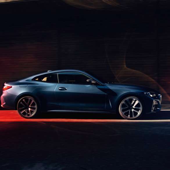 Sivunäkymä, BMW 4-sarjan Coupé G22 2020 BMW 4-sarjan Coupé G22 2020, metalliväri Arctic Race Blue, näkymä liikkeellä olevan auton sivulta