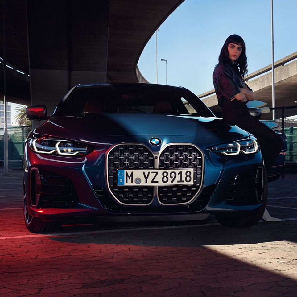 Näkymä keulan kaksiosaisesta jäähdyttimensäleiköstä ja ajovaloista, BMW 4-sarjan Coupé G22 2020 BMW 4-sarjan Coupé G22 2020, metalliväri Arctic Race Blue, näkymä keulasta, kuvassa kaksiosainen jäähdyttimensäleikkö, ajovalot ja malli
