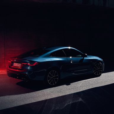 Kolmen neljäsosan näkymä perästä, hartiaosa, jossa Hofmeister kink, BMW 4-sarjan Coupé G22 BMW 4-sarjan Coupé G22 2020, metalliväri Arctic Race Blue, kuvassa kolmen neljäsosan näkymä perästä, hartiaosa, jossa Hofmeister kink