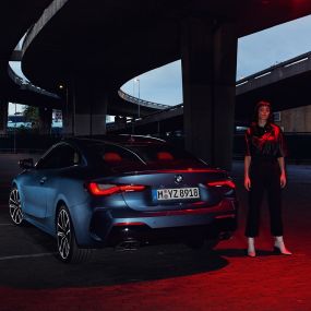Näkymä perästä, takavalot, BMW 4-sarjan Coupé G22 BMW 4-sarjan Coupé G22 2020, metalliväri Arctic Race Blue, näkymä perästä, takavalot