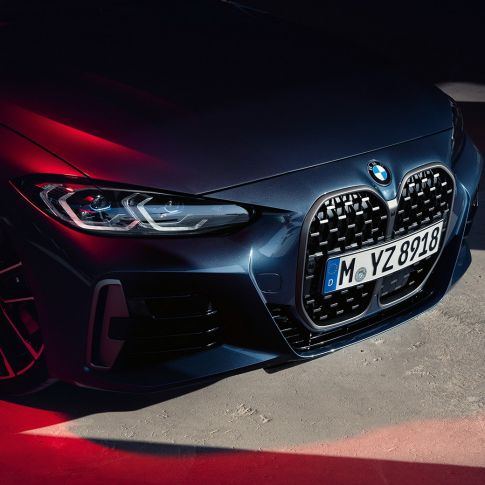 Kolmen neljäsosan näkymä keulasta, kaksiosaisesta BMW-jäähdyttimensäleikkö, BMW 4-sarjan Coupé G22 2020 BMW 4-sarjan Coupé G22 2020, metalliväri Arctic Race Blue, kolmen neljäsosan näkymä keulasta, kaksiosainen BMW-jäähdyttimensäleikkö