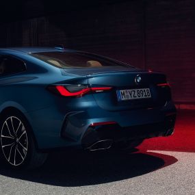 Kolmen neljäsosan näkymä perästä, kaksoispakoputkenpäät, BMW 4-sarjan Coupé G22 2020 BMW 4-sarjan Coupé G22 2020, metalliväri Arctic Race Blue, kolmen neljäsosan näkymä perästä, kaksoispakoputkenpäät