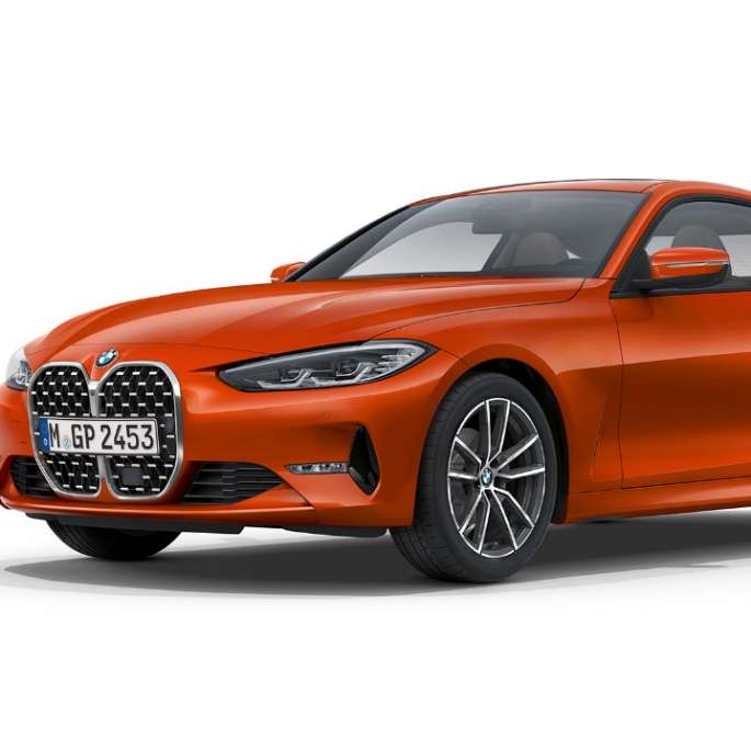 Kolmen neljäsosan näkymä keulasta, BMW 4-sarjan Coupé perusvarustelu G22 2020, kolmen neljäsosan näkymä perästä BMW 4-sarjan Coupé G22 2020 perusvarustelu metalliväri Sunset Orange, kolmen neljäsosan näkymä keulasta