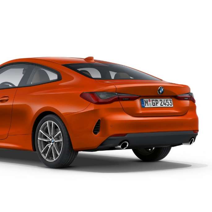Kolmen neljäsosan näkymä perästä, BMW 4-sarjan Coupé perusvarustelu G22 2020 BMW 4-sarjan Coupé G22 2020 perusvarustelu metalliväri Sunset Orange, kolmen neljäsosan näkymä perästä