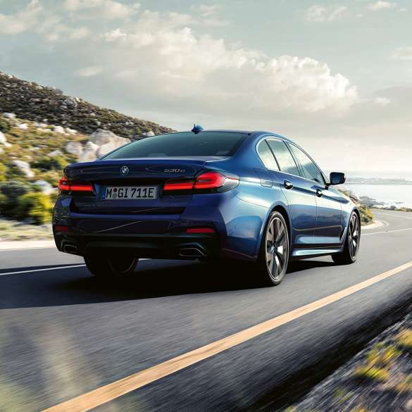 Ajodynamiikka BMW 5-sarjan Sedan G30 Ajodynamiikka BMW 5-sarjan Sedan G30 Phytonic Blue kolmen neljäsosan ajavan auton takaosasta