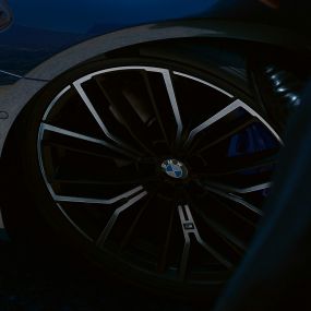 M kevytmetallivanne Y-spoke M BMW 5-sarjan Sedan G30 M kevytmetallivanne Y 846 BMW 5-sarjan Sedan G30 Facelift 2020 Phytonic Blue lähikuva edestä