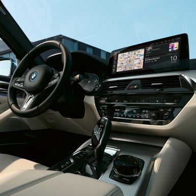 Sisätila BMW 5-sarjan Sedan G30 Tietonäyttö & nahkainen urheiluohjauspyörä BMW 5-sarjan Sedan G30 Facelift 2020 sisätila
