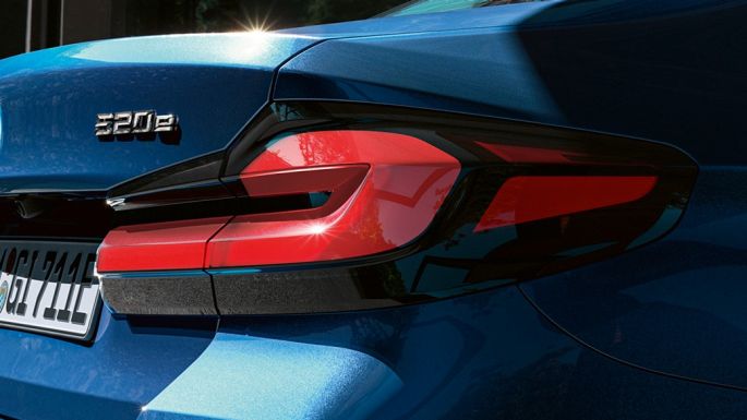 Takavalot 3D-muodossa BMW 5-sarjan Sedan G30 Takavalot 3D-muodossa BMW 5-sarjan Sedan G30 Facelift 2020 Phytonic Blue lähikuva perästä