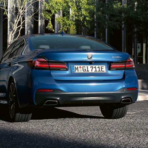 Takahelma BMW 5-sarjan Sedan G30 Vapaamuotoiset pakoputken päät BMW 5-sarjan Sedan G30 Facelift 2020 Phytonic Blue lähikuva perästä