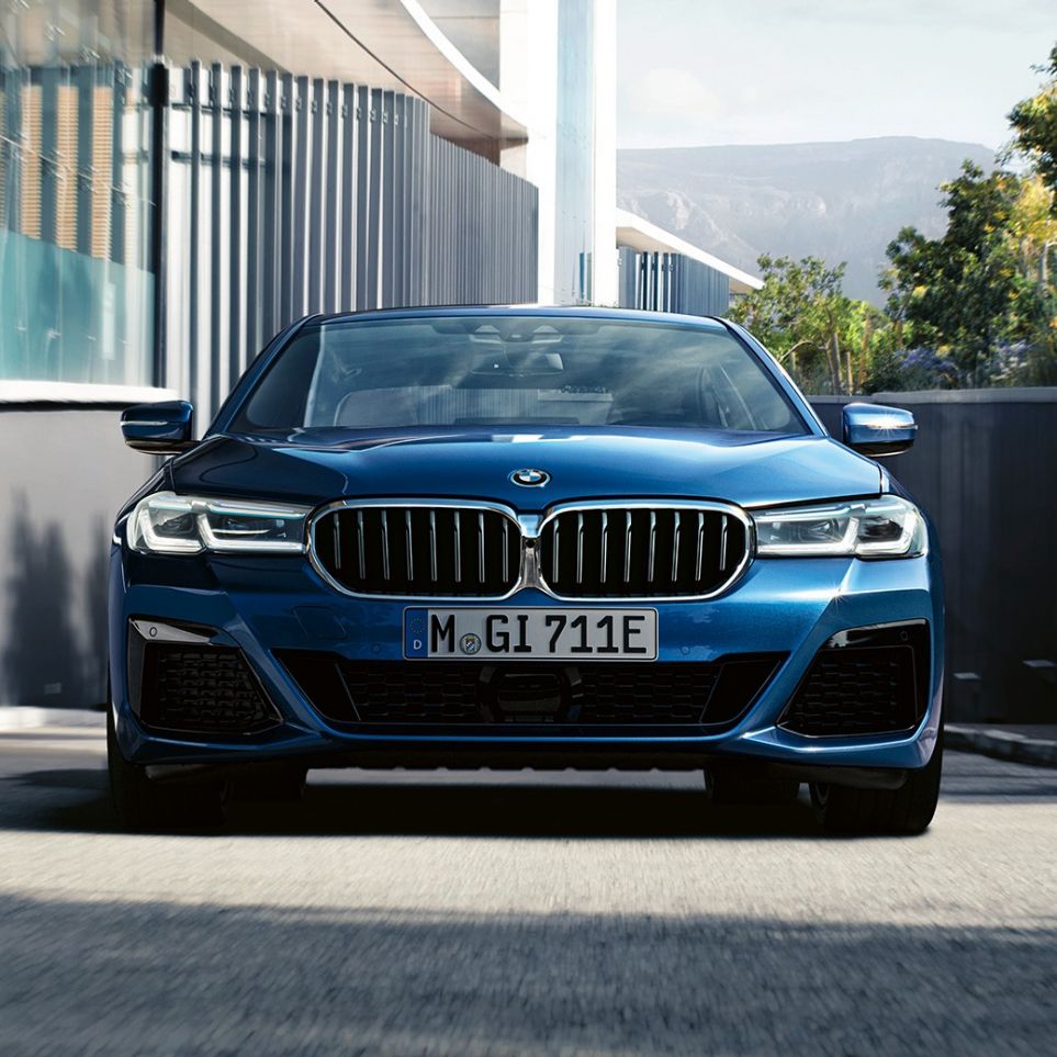 Kaksiosainen jäähdyttimensäleikkö etuhelma BMW 5-sarjan Sedan G30 Kaksiosainen jäähdyttimensäleikkö etuhelma BMW 5-sarjan Sedan G30 Facelift 2020 Phytonic Blue lähikuva edestä
