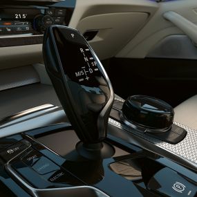 Käyttö- ja hallintalaitteet BMW 5-sarjan Sedan G30 Käyttö- ja hallintalaitteet korkeakiiltoiset mustat BMW 5-sarjan Sedan G30 Facelift 2020 sisätila