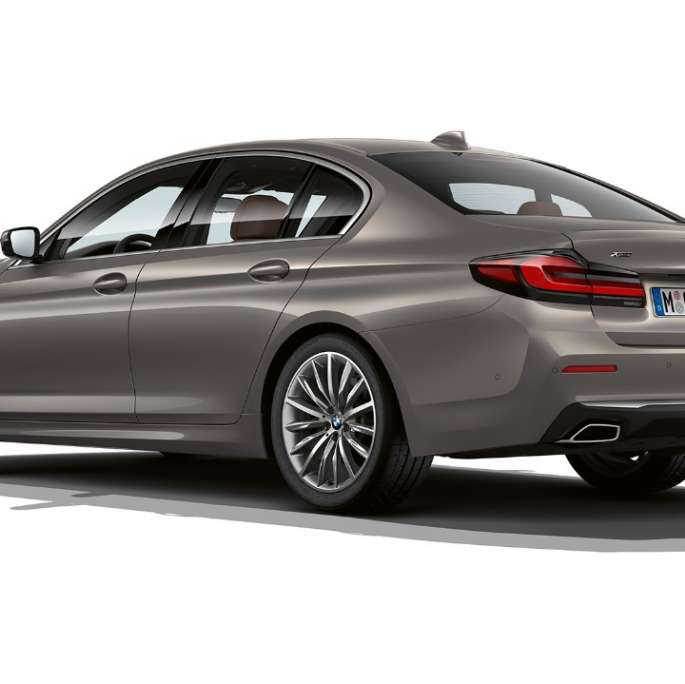 BMW 5-sarjan Sedan G30 Business Luxury perä BMW 5-sarjan Sedan 520d xDrive G30 2020 Business Luxury värissä Bernina Grey, kolmen neljäsosan näkymä takaosasta
