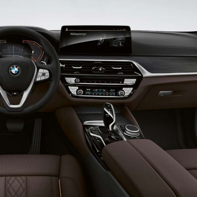 Ohjaamo BMW 5-sarjan Sedan G30 Business Luxury Ohjaamo BMW 5-sarjan Sedan 520d xDrive G30 2020 Business Luxury exclusive-nappanahka Mocca Exclusive-saumoin ja kontrastikoristeompeleet, sisätila