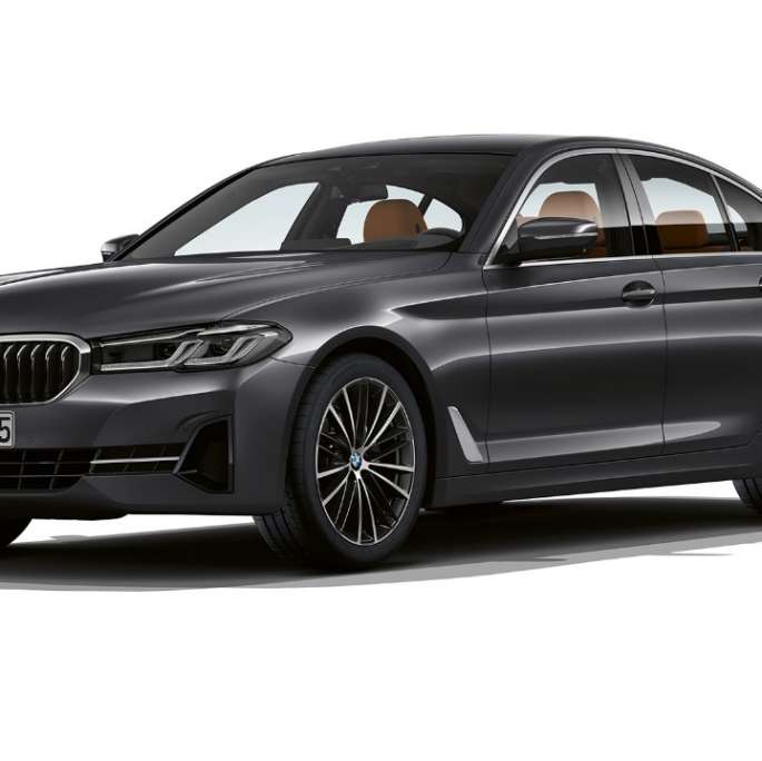 BMW 5-sarjan Sedan G30 perusmalli BMW 5-sarjan Sedan 540i G30 2020 perusvarustelu värissä Sophisto Grey, kolmen neljäsosan näkymä etuosasta