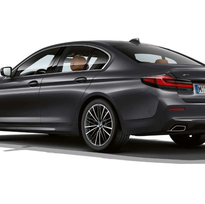 BMW 5-sarjan Sedan G30 perusvarustelu perä BMW 5-sarjan Sedan 540i G30 2020 perusvarustelu värissä Sophisto Grey, kolmen neljäsosan näkymä takaosasta