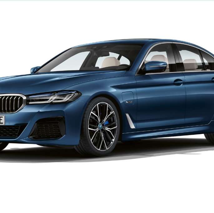 BMW 5-sarjan Sedan G30 plug-in hybridi M Sport -paketti etuosa BMW 5-sarjan Sedan 520d xDrive G30 2020 M Sport -paketti värissä Alpine White kolmen neljäsosan näkymä etuosasta