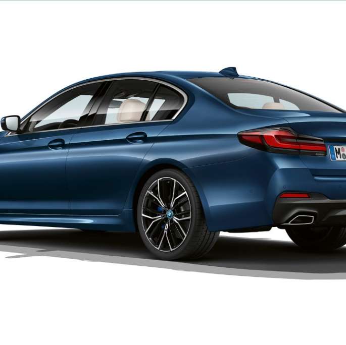 BMW 5-sarjan Sedan G30 plug-in hybridi M Sport -paketti takaosa BMW 5-sarjan Sedan 520d xDrive G30 2020 M Sport -paketti värissä Alpine White kolmen neljäsosan näkymä takaosasta