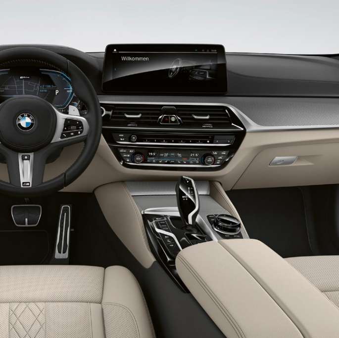 Ohjaamo BMW 5-sarjan Sedan plug-in hybridi G30 M Sport -paketti Ohjaamo BMW 5-sarjan Sedan 520d xDrive G30 2020 M Sport -paketti Dakota-nahka Black kontrastikoristesaumat Blue sisätila