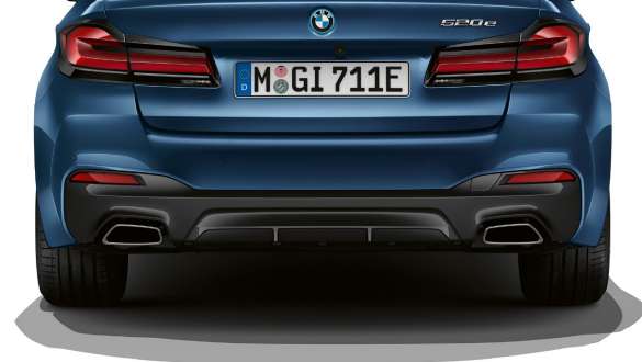 Puolisuunnikkaan muotoiset pakoputkenpäät BMW 5-sarjan Sedan G30 Puolisuunnikkaan muotoiset pakoputkenpäät BMW 5-sarjan Sedan G30 Facelift 2020 lähikuva perä